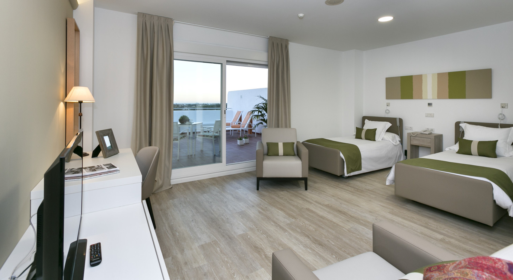 Habitación doble con terraza en residencia para mayores en marbella ck la quinta